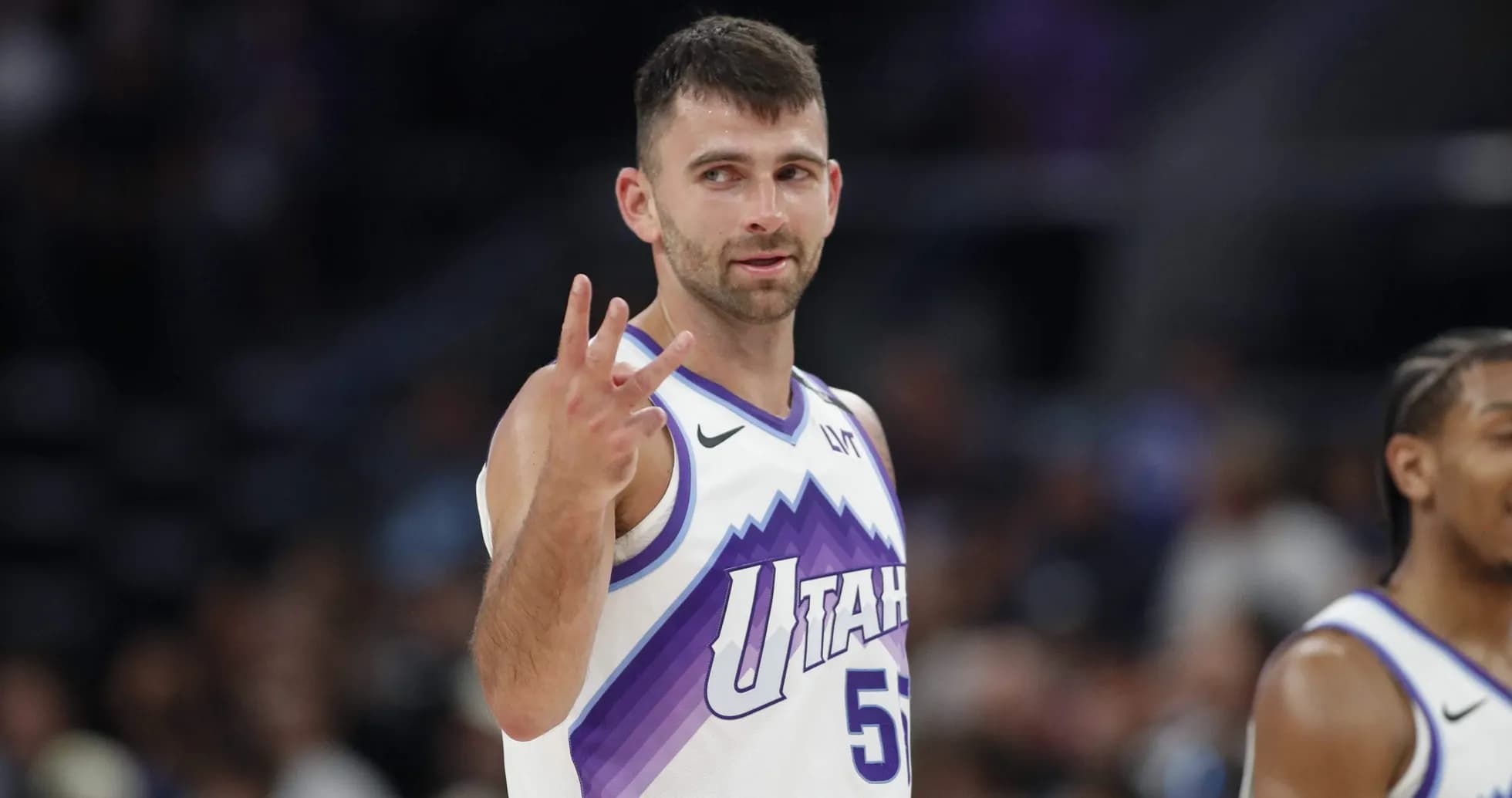 Jugador de baloncesto mostrando tres puntos en la cancha