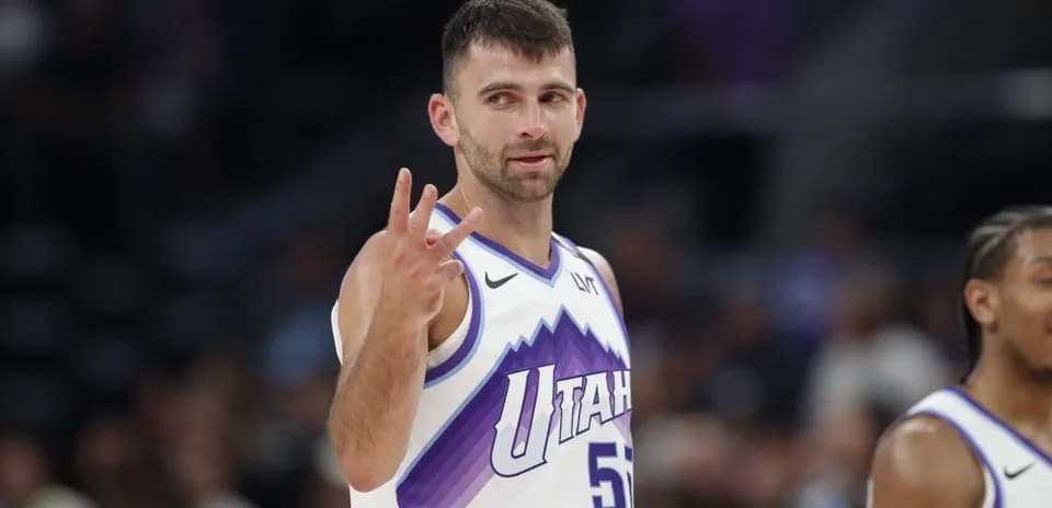 Jugador de baloncesto mostrando tres puntos en la cancha