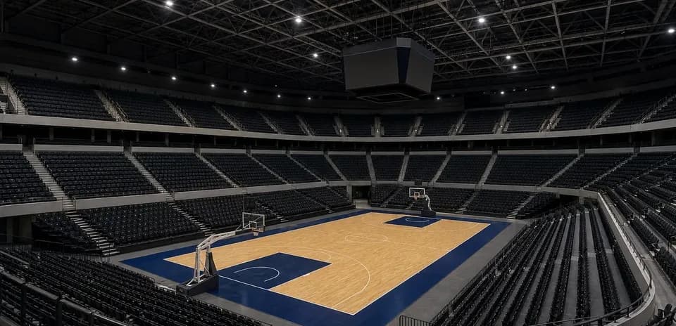 Cancha de baloncesto vacía en arena moderna