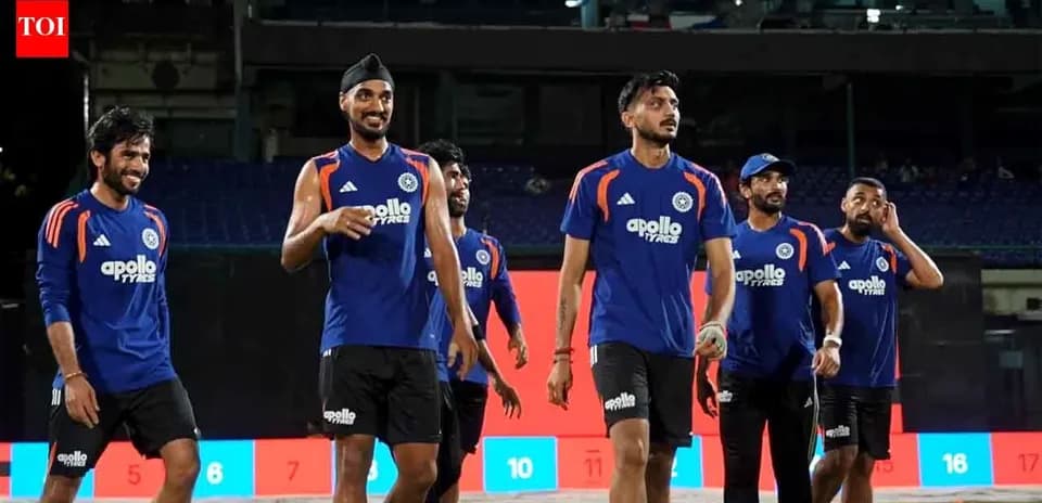 Jugadores de cricket caminando en el campo de entrenamiento