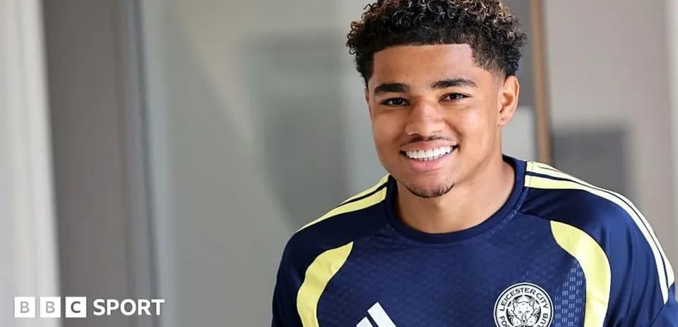 Jugador de Leicester City sonriendo en vestimenta deportiva
