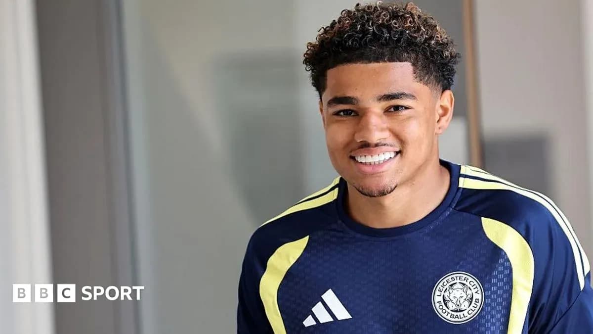 Jugador de Leicester City sonriendo en vestimenta deportiva