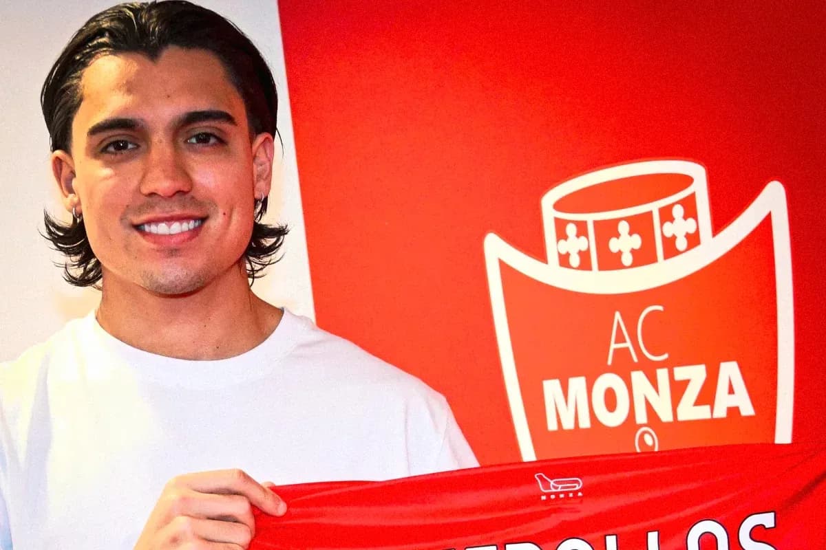 Jugador sosteniendo una bufanda de AC Monza