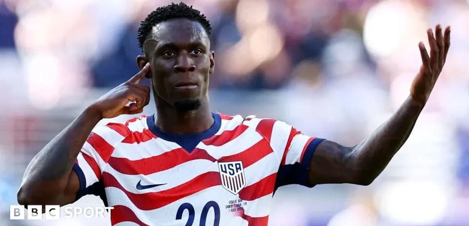 Jugador de Estados Unidos celebrando con gesto en el campo