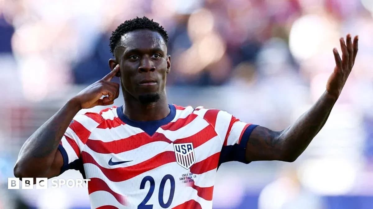 Jugador de Estados Unidos celebrando con gesto en el campo