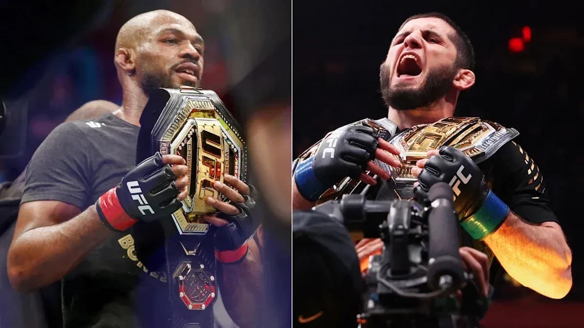 Luchadores sosteniendo cinturones de campeón de UFC