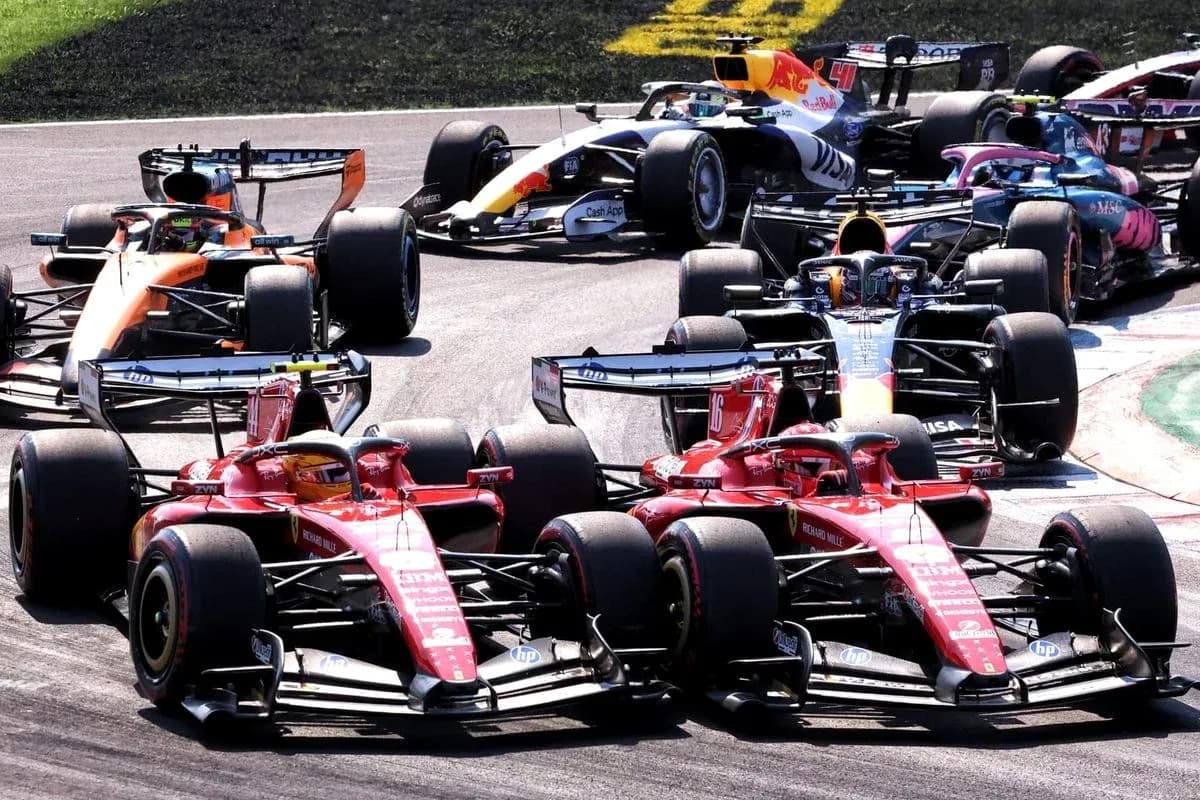 Varios coches de F1 compitiendo en una curva