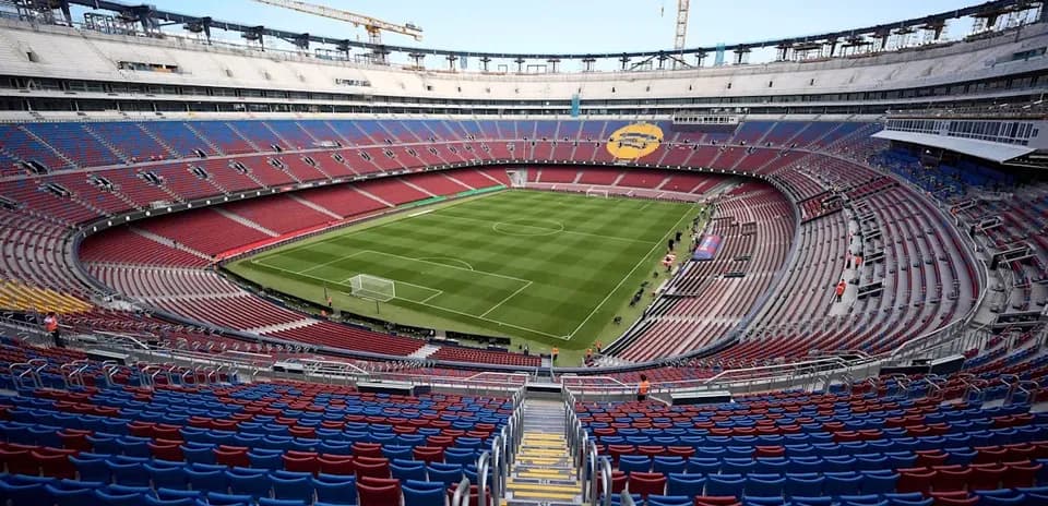Vista del estadio con campo de fútbol y gradas