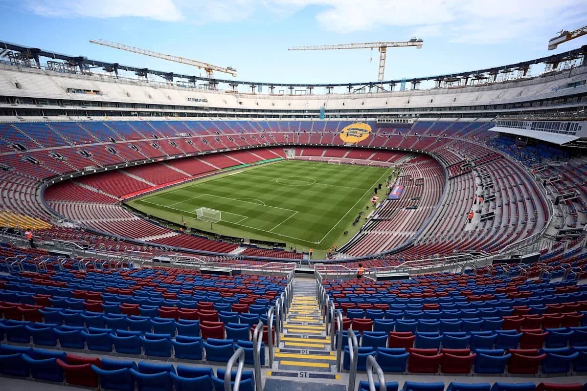 Vista del estadio con campo de fútbol y gradas