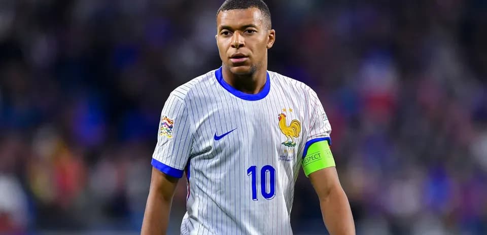 Kylian Mbappé con la camiseta de Francia en el campo