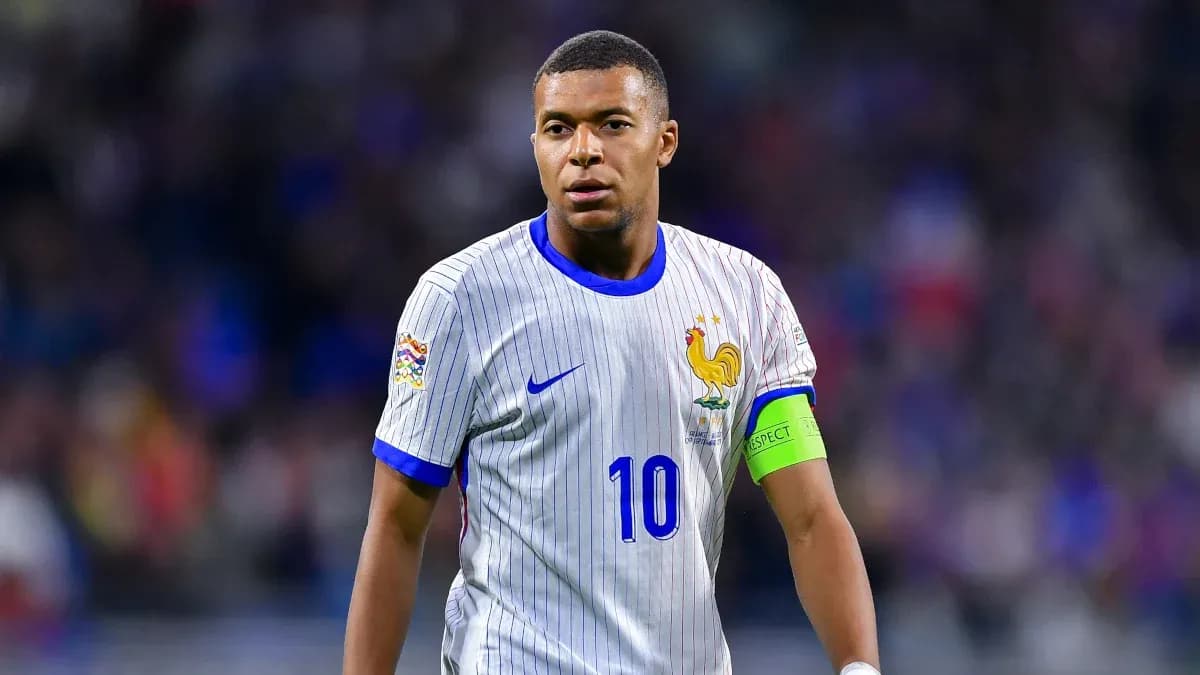 Kylian Mbappé con la camiseta de Francia en el campo