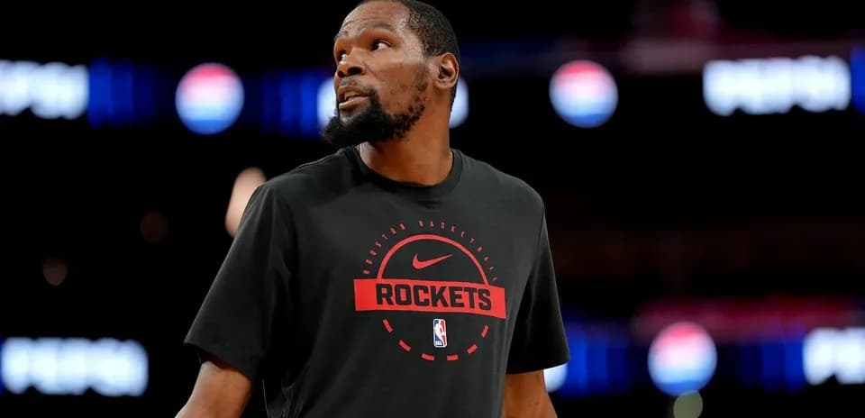 Jugador de baloncesto en camiseta de los Rockets