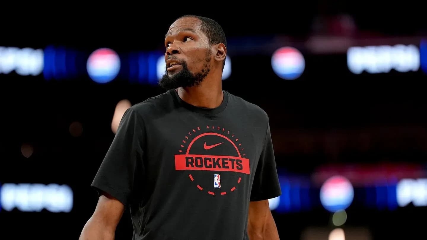 Jugador de baloncesto en camiseta de los Rockets