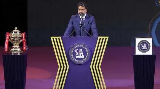 Presentador en ceremonia de IPL con trofeo