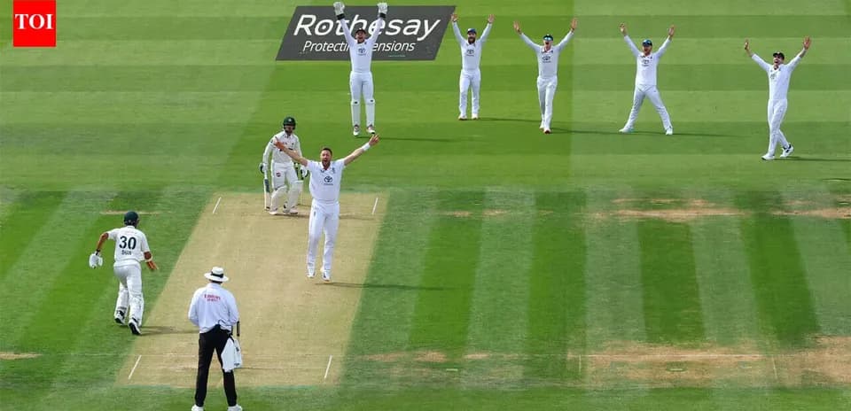 Jugadores de cricket apelando por un wicket en el campo