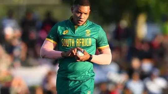 Jugador de rugby de Sudáfrica sosteniendo un balón