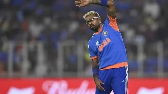 Jugador de India saludando al público en el campo