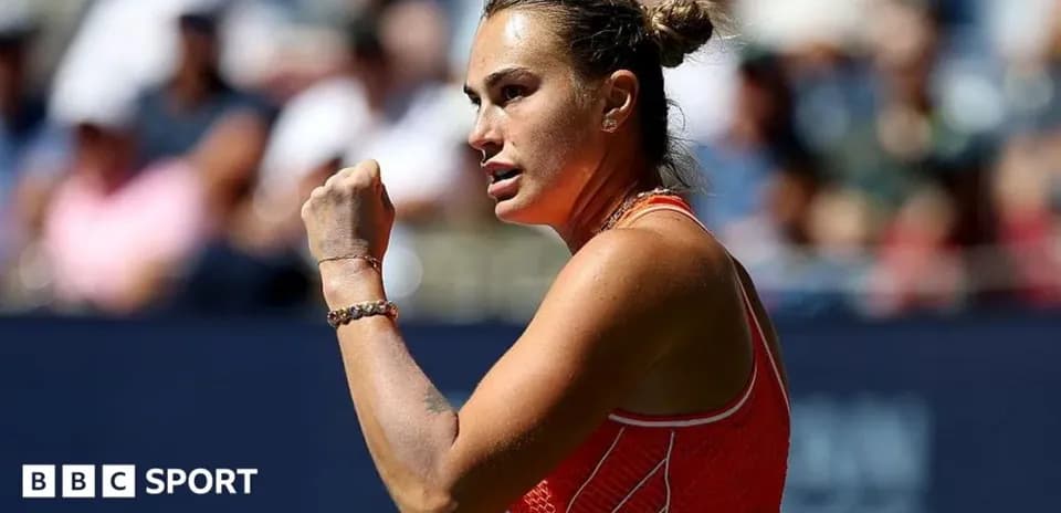 Jugadora de tenis celebrando con el puño cerrado