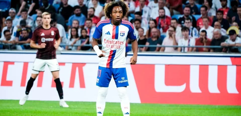 Jugador de Lyon en acción durante un partido