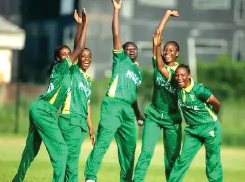Jugadoras de críquet de Nigeria celebrando en grupo