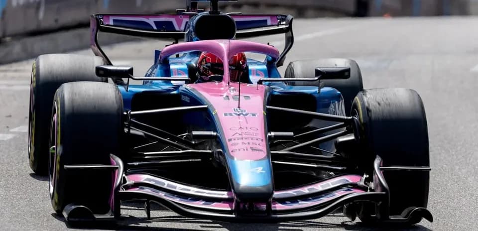 Coche de Fórmula 1 en la pista durante carrera