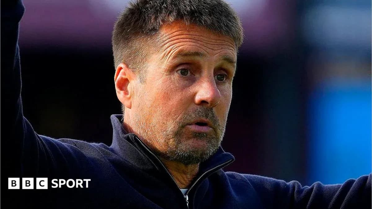 Entrenador gesticulando durante un partido de fútbol Entrenador gesticulando durante un partido de fútbol