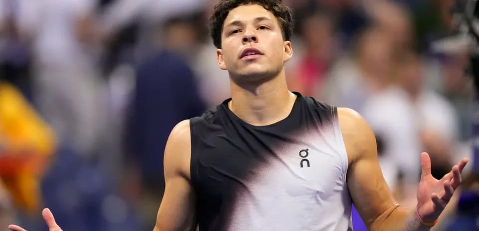 Jugador de tenis mostrando frustración en la cancha