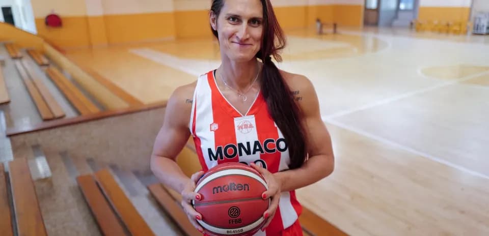 Jugadora de baloncesto de Mónaco sosteniendo un balón