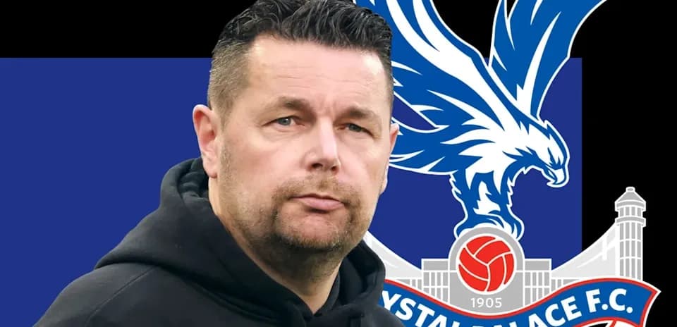 Entrenador de Crystal Palace frente al logotipo del club