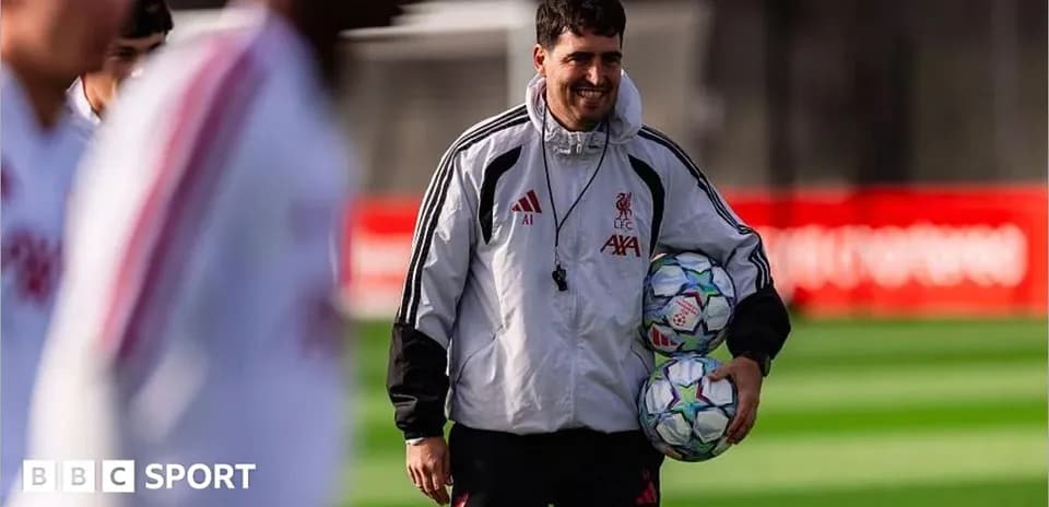 Entrenador de Liverpool llevando balones en entrenamiento