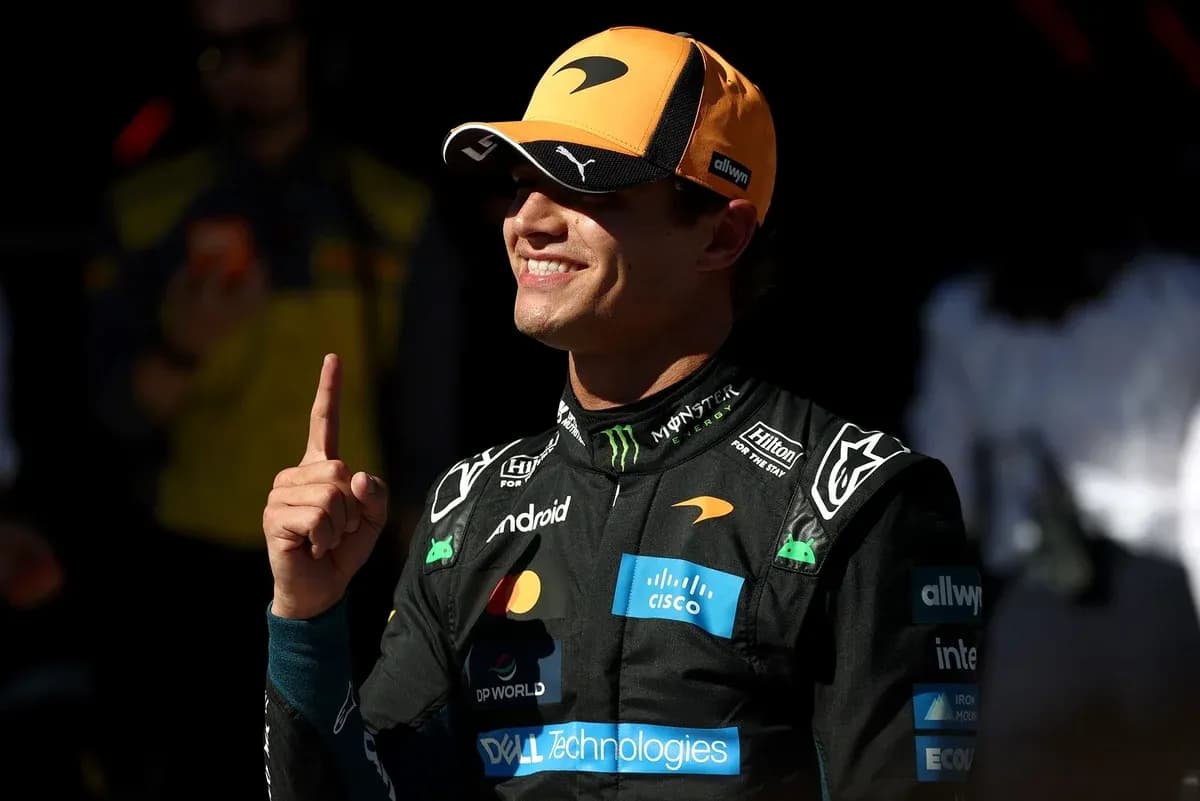 Piloto de McLaren celebrando con un dedo en alto