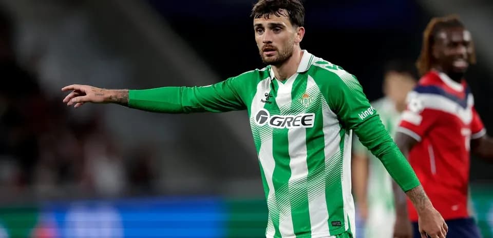 Jugador de Real Betis dirigiendo durante el partido