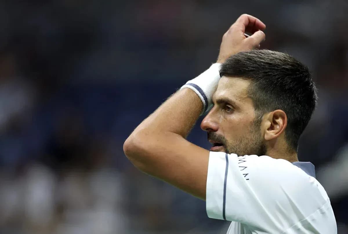 Jugador de tenis con mano en la cabeza durante partido