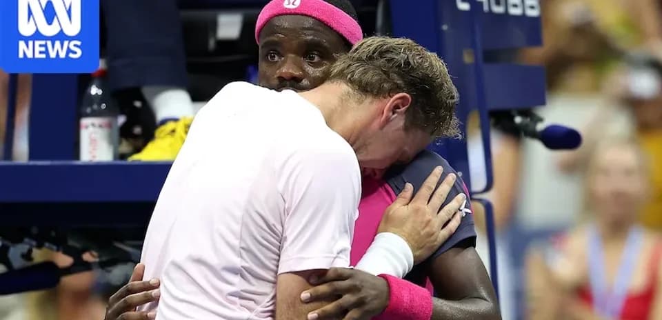 Jugadores abrazándose durante un partido de tenis