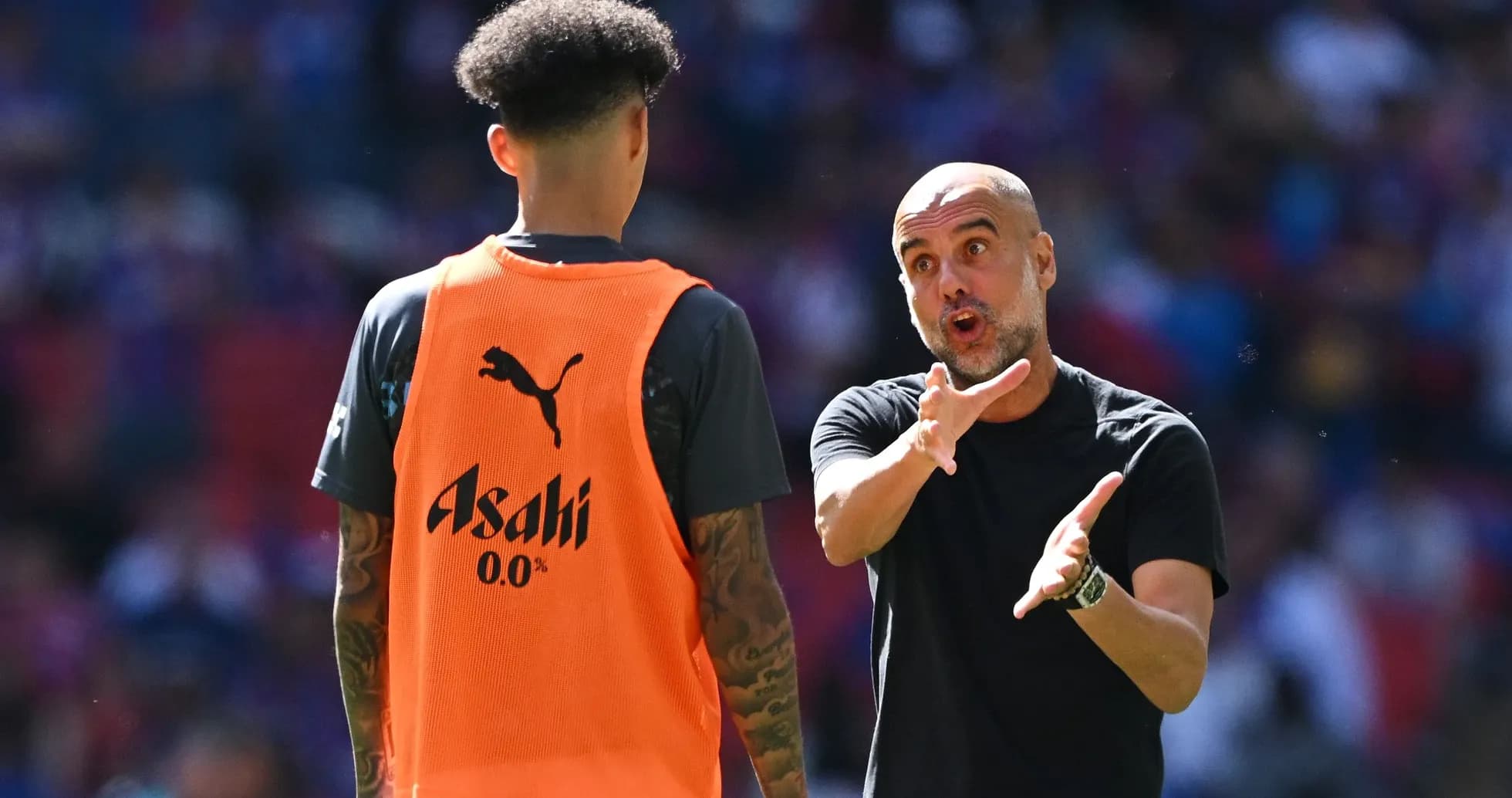 Entrenador hablando con jugador durante calentamiento