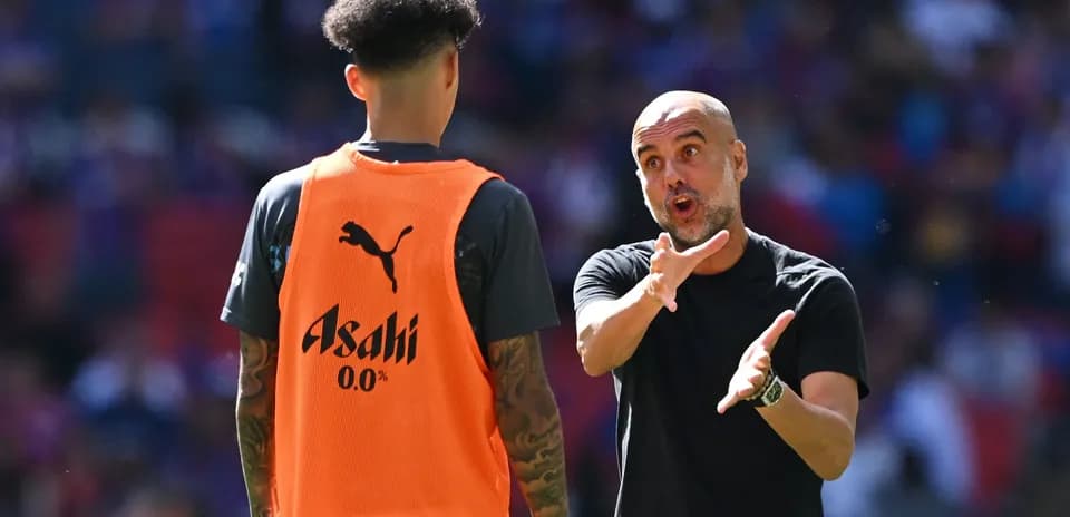 Entrenador hablando con jugador durante calentamiento