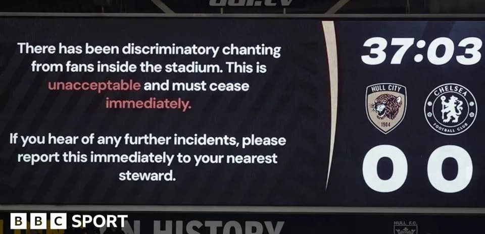 Pantalla del estadio con mensaje sobre conducta inaceptable