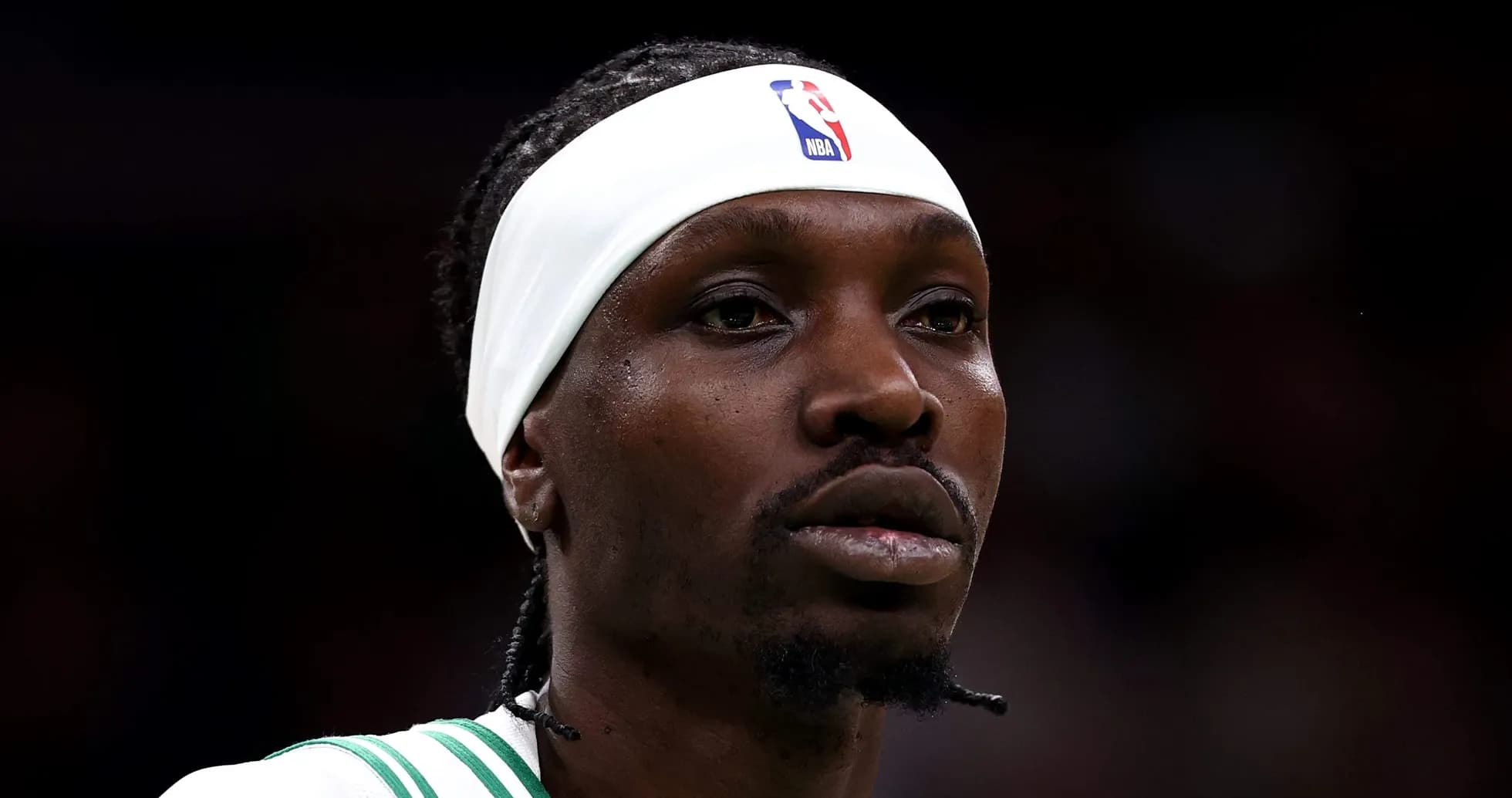 Jugador de baloncesto con cinta en la cabeza