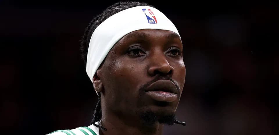 Jugador de baloncesto con cinta en la cabeza
