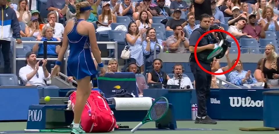 Jugadora de tenis recibiendo aplausos en el estadio