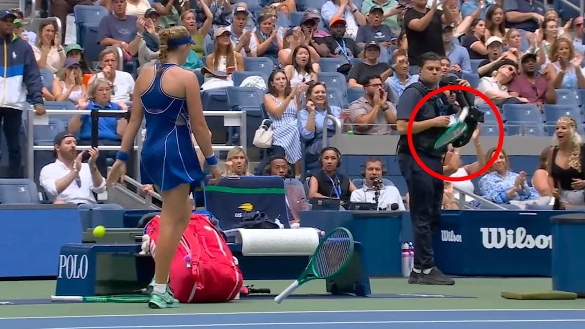 Jugadora de tenis recibiendo aplausos en el estadio