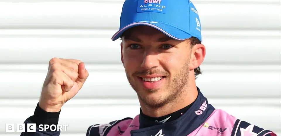 Piloto de F1 celebrando con puño en alto