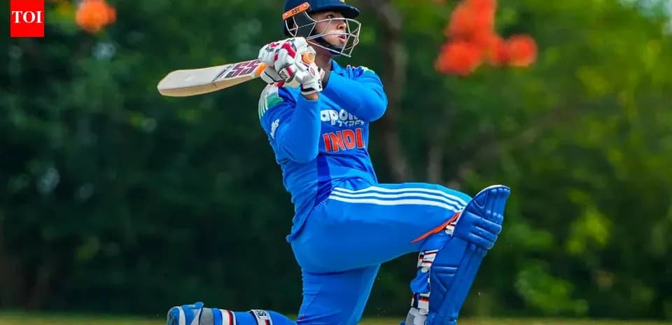 Jugador de cricket bateando en un campo al aire libre