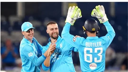 Jugadores de Inglaterra celebrando un wicket
