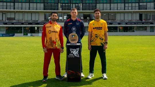 Jugadores posando con trofeo en el campo de cricket