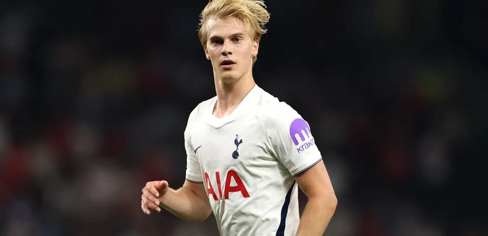 Jugador de Tottenham corriendo en el campo de juego
