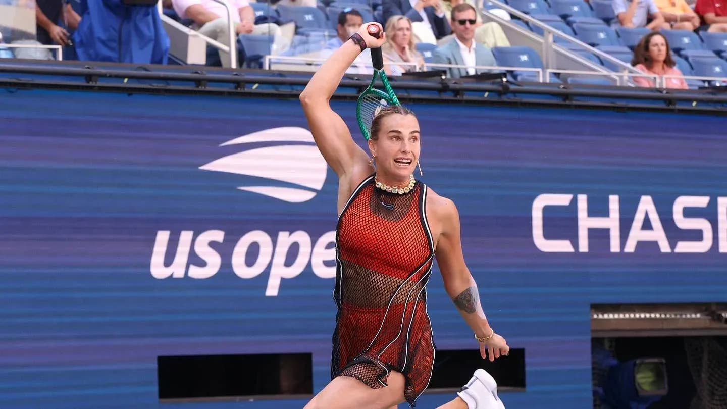Jugadora de tenis golpeando la pelota en el US Open