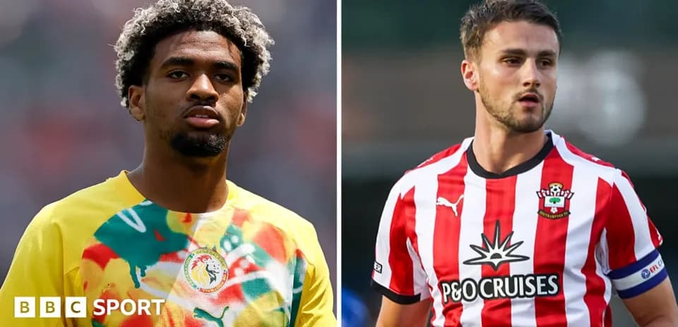 Dos jugadores en uniforme de fútbol antes del partido