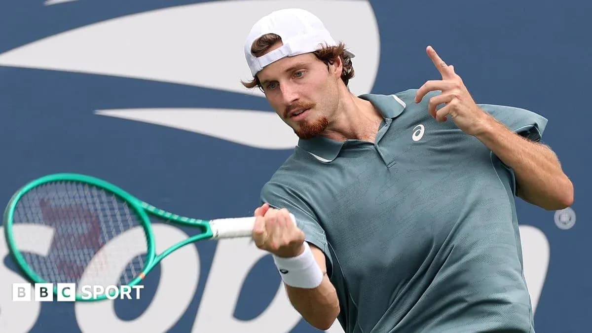 Jugador de tenis golpeando la pelota en la cancha
