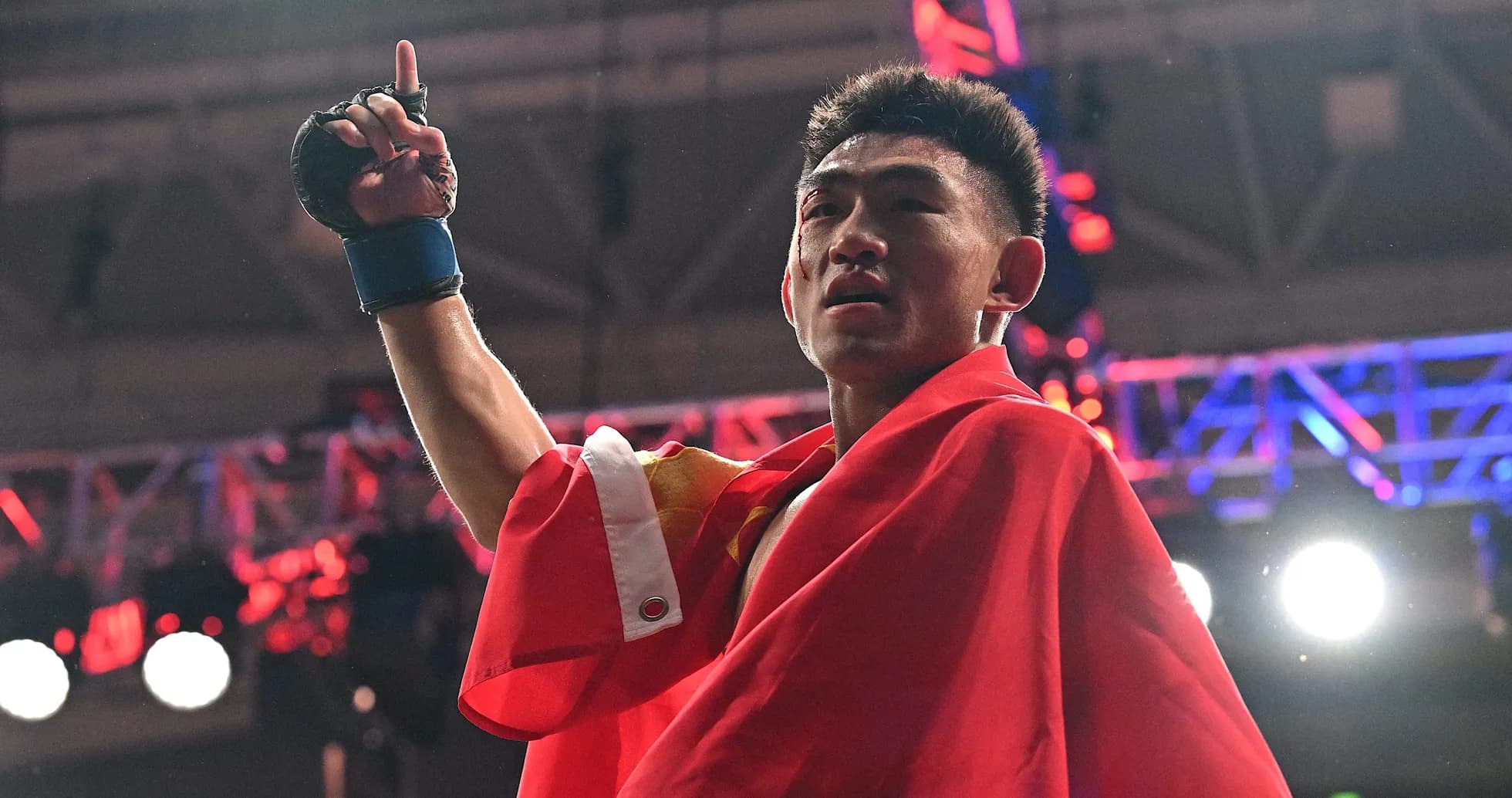 Boxeador levantando un dedo con bandera china